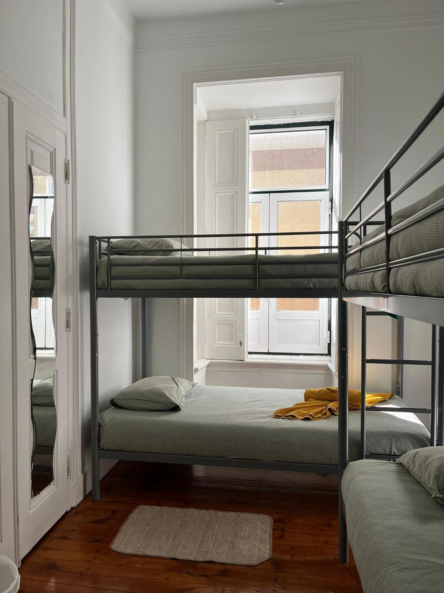 Garden Campo De Ourique Guest House - Hostel ลิสบอน ภายนอก รูปภาพ